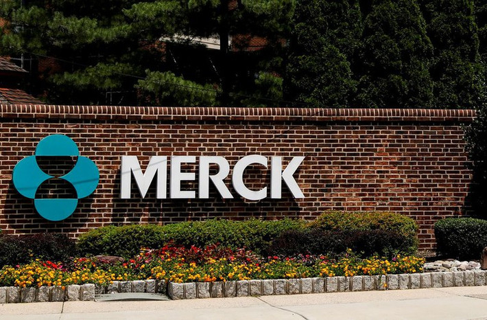 Ngày 1/10 vừa qua, Tập đoàn Merck thông báo, Molnupiravir có thể giúp giảm gần một nửa nguy cơ nhập viện và tử vong trong thử nghiệm lâm sàng. Ảnh: Reuters.