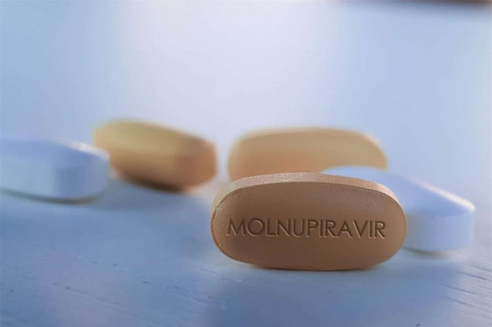 Hãng Reuters dẫn kết quả nghiên cứu trong phòng thí nghiệm gần đây cho thấy, thuốc viên kháng virus Molnupiravir hiệu quả đối với mọi biến chủng của virus SARS-CoV-2, bao gồm cả biến thể Delta vốn có khả năng lây lan nhanh. Ảnh: Reuters.