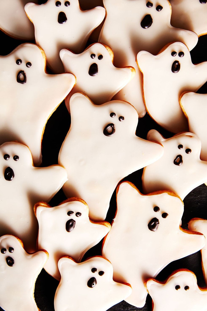 Bánh cookies hình ma quái. Ảnh: Delish.