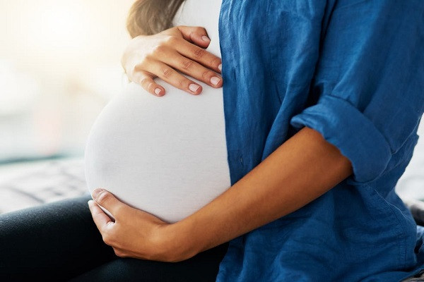 CNN đưa tin, trong nghiên cứu được công bố trên tạp chí The Journal of Maternal-Fetal & Neonatal Medicine gần đây, các nhà khoa học đã xem xét dữ liệu hồ sơ của hơn 2.400 phụ nữ mang thai tại một bệnh viện ở Israel trong thời gian từ tháng 3-9/2020 và nhận thấy sự khác biệt đáng kể về sức khỏe giữa thai phụ nhiễm COVID-19 và người không mắc bệnh. Ảnh: Independent.
