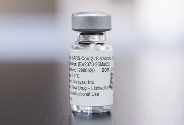 Hôm 8/9, Công ty dược Novavax của Mỹ cũng cho biết đang thử nghiệm lâm sàng kết hợp vaccine ngừa COVID-19 với vaccine ngừa cúm ở người để đánh giá tính an toàn và khả năng sinh miễn dịch từ vaccine. Ảnh: Vaccine COVID-19 của hãng Novavax. Ảnh: Kyodo.