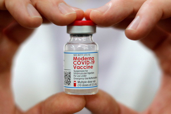 Trước đó, vào ngày 9/9, hãng dược Moderna (Mỹ) thông báo họ đang nghiên cứu phát triển vaccine kết hợp giữa liều tăng cường chống COVID-19 với vaccine phòng cúm. Ảnh: Reuters.