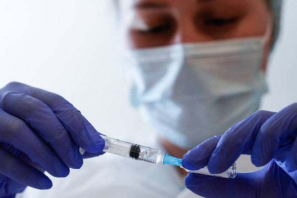Phát biểu bên lề Diễn đàn Công nghệ y sinh (Biotechmed), Phó Tổng Giám đốc Maksim Stetsyuk - người đứng đầu bộ phận vaccine của Công ty dược phẩm sinh học Nanolek của Nga - cho biết quá trình thử nghiệm lâm sàng loại vaccine kết hợp này sẽ bắt đầu sau khoảng 1,5 năm. Ảnh: TASS.
