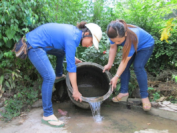 Cụ thể, loại bỏ nơi sinh sản của muỗi, diệt lăng quăng/bọ gậy bằng cách: Đậy kín tất cả các dụng cụ chứa nước để muỗi không vào đẻ trứng; thả cá hoặc mê zô vào các dụng cụ chứa nước lớn (bể, giếng, chum, vại...) để diệt lăng quăng/bọ gậy; thau rửa các dụng cụ chức nước vừa và nhỏ (lu, khạp…) hàng tuần; Ảnh: Sở Y tế Quảng Bình.
