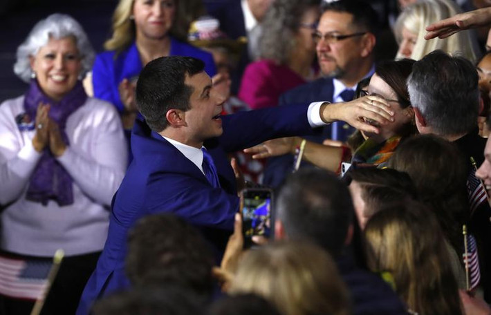 Cựu Thị trưởng thành phố South Bend Pete Buttigieg bắt tay các cử tri trong cuộc vận động tranh cử tại Nashua.