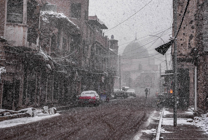 Mưa tuyết trên đường phố Sarjkhana, Mosul.