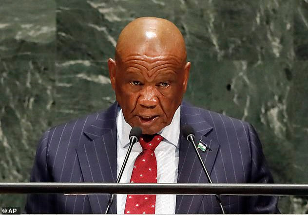 Thủ tướng Lesotho Thomas Thabane, 80 tuổi, hiện đang chịu áp lực và bị yêu cầu từ chức. Ảnh: AP.