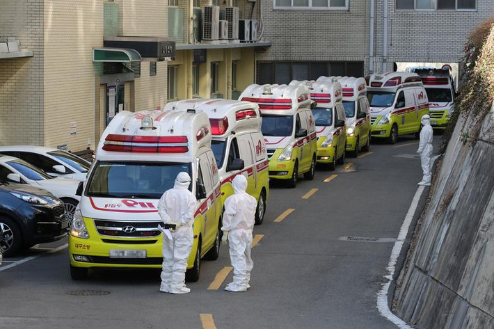 Xe cứu thương chuyển những bệnh nhân được xác định nhiễm virus corona tới bệnh viện ở thành phố Daegu - tâm dịch COVID-19 ở Hàn Quốc - ngày 23/2.