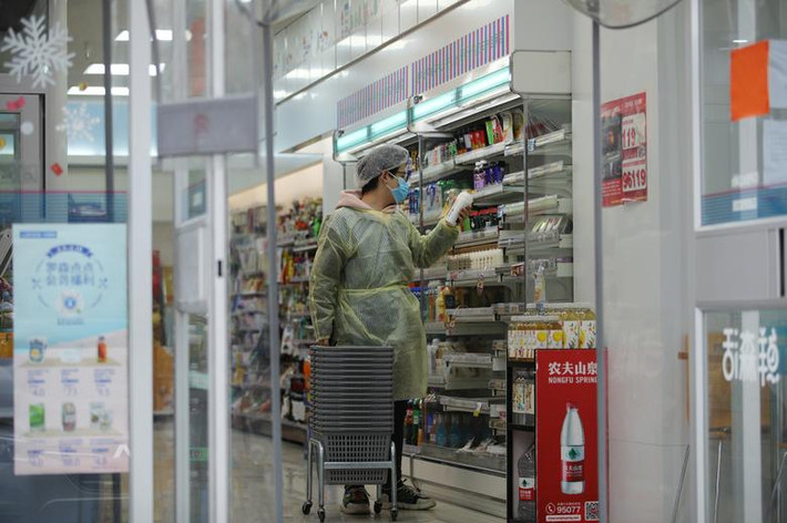 Người mua hàng mặc đồ bảo hộ bên trong một cửa hàng tiện lợi ở Vũ Hán, tỉnh Hồ Bắc, ngày 11/2.