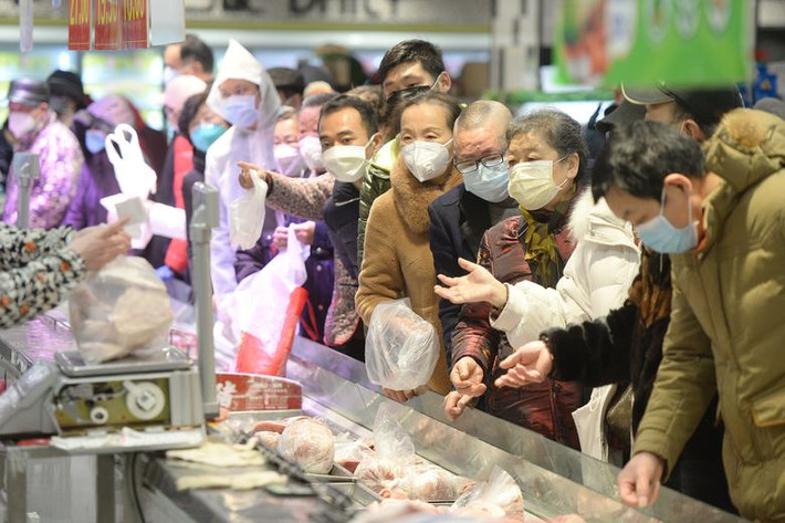 Khẩu trang trở thành vật "bất ly thân" của người dân Vũ Hán khi ra khỏi nhà.