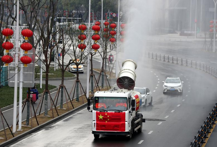 Xe phun thuốc khử trùng trên đường phố ở Giang Hán ngày 10/2/2020 trong bối cảnh dịch bệnh viêm phổi cấp do virus corona bùng phát và lây lan mạnh.