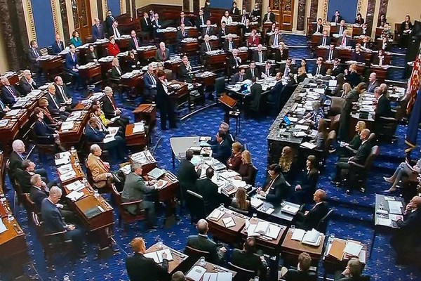 Phiên xét xử luận tội Tổng thống Mỹ Donald Trump đã chính thức bắt đầu tại Điện Capitol ngày 21/1, dưới sự chủ trì của Chánh án Tòa Tối cao John Roberts.