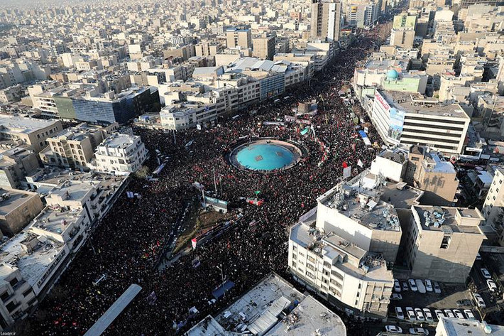 Biển người Iran tham dự đám tang của tướng Qassem Soleimani tại thủ đô Tehran ngày 6/1/2020.