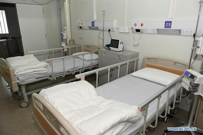 Giường bệnh cùng các trang thiết bị bên trong.