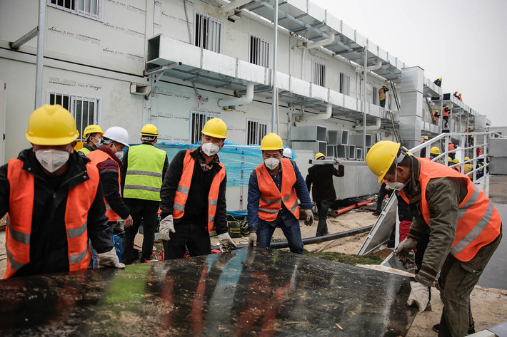 Quá trình xây dựng hai bệnh viện trên được gấp rút tiến hành trong bối cảnh dịch viêm phổi cấp do virus corona chủng mới gây ra bùng phát và lây lan mạnh.
