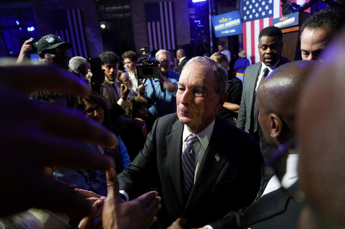Đứng ở vị trí thứ hai là tỷ phú truyền thông Bloomberg với 17%. Các cuộc khảo sát của Ipsos chỉ ra rằng, tỷ lệ ủng hộ đối với ông Bloomberg tăng trong mỗi ba tuần qua.