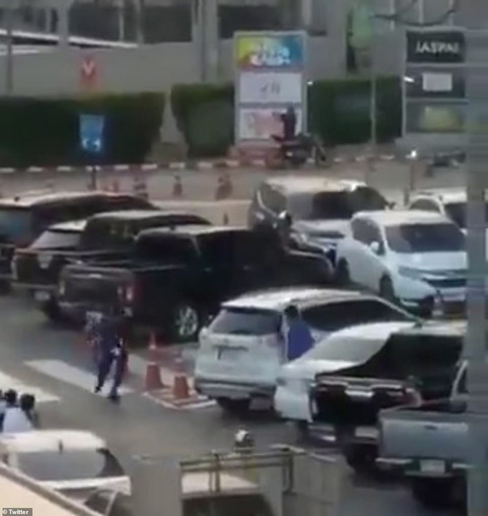 "Tay súng sử dụng một khẩu súng máy và bắn vào những người dân vô tội, khiến nhiều người thương vong", phát ngôn viên cảnh sát Krissana Pattanacharoen cho hay.