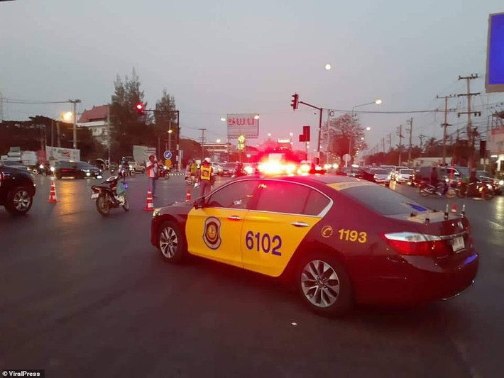 Binh sĩ này đã xả súng vào dân thường dọc theo tuyến đường tới Trung tâm thương mại Terminal 21 ở Muang. Nhiều người khác bị trúng đạn trong trung tâm thương mại.
