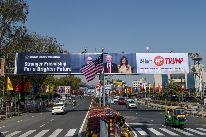 Hàng nghìn tấm banner được dựng lên trên khắp thành phố để chào đón ông Trump và phu nhân, giới chức cũng tăng cường việc thu gom chó và bò hoang, ngăn không cho chúng xuất hiện trên đường phố. Việc ông Trump tới thăm được coi là một sự kiện vô cùng quan trọng với chính quyền Thủ tướng Narendra Modi. Một tổ chức phi lơi nhuận địa phương cho biết cục lâm nghiệp tại Ahmedabad đã vật lộn tìm biện pháp giữ đàn chim và khỉ không lạc vào đường băng ở sân bay Ahmedabad - nơi sẽ đón chiếc Không lực Một của Tổng thống Trump. “Trong 10 ngày qua, chúng tôi đã bắt được 45 con khỉ. Chúng lang thang tìm kiếm thức ăn”, ông Raag Patel từ Quỹ Bảo tồn Tự nhiên nói với AFP. Cũng theo lời ông Patel, những con khỉ bị bắt này được cho vào lồng có thức ăn, và được gửi tới một nơi xa thành phố để thả về tự nhiên.