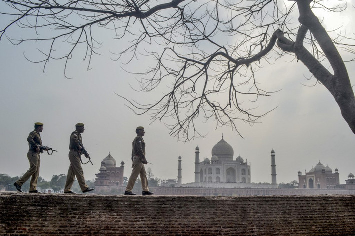 Cảnh sát Ấn Độ đi tuần để đảm bảo an ninh xung quanh khu vực đền Taj Mahal, nơi Tổng thống Trump và phu nhân Melania sẽ cùng ngắm hoàng hôn.