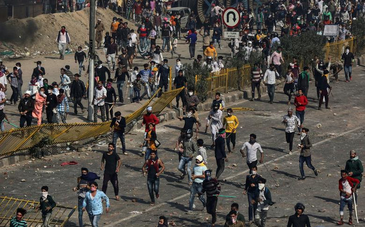 Cảnh hỗn loạn trên đường phố trong cuộc biểu tình ở thủ đô New Delhi.