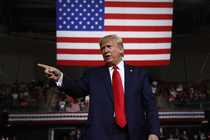 Tổng thống Trump thừa nhận, trong cuộc điện đàm hồi tháng 7/2019, ông đã nói chuyện với Tổng thống Zelensky về nhà Biden và cũng xác nhận việc tạm rút gói hỗ trợ quân sự gần 400 triệu USD cho Ukraine trước khi gọi điện cho tổng thống nước này. Tuy nhiên, nhà lãnh đạo Mỹ phủ nhận cáo buộc ông cố gây sức ép với ông Zelensky. Ảnh: Politico.