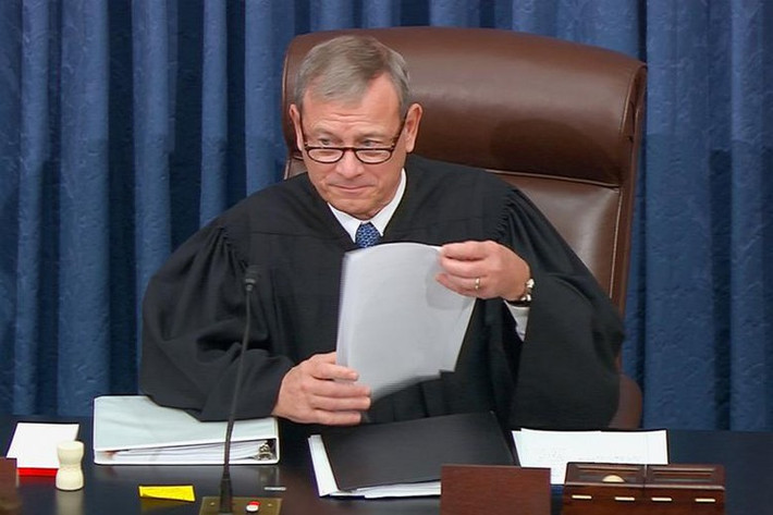 Chánh án Tòa tối cao John Roberts hôm 16/1 tuyên thệ để trở thành người chủ trì phiên tòa và các thượng nghị sĩ chính thức trở thành thẩm phán. Ảnh: Reuters.