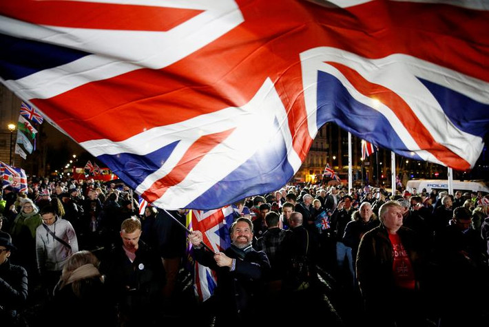 Người đàn ông vẫy cờ Anh trong ngày Brexit lịch sử tại thủ đô London hôm 31/1.