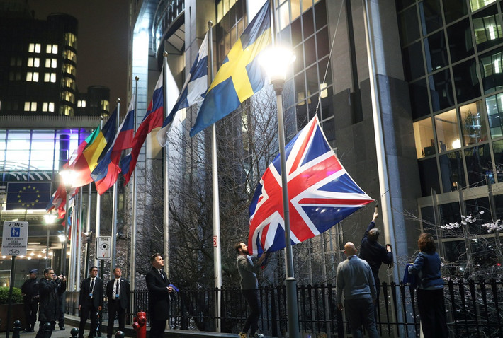 Cờ Anh được kéo xuống bên ngoài tòa nhà Nghị viện Châu Âu ở Brussels, Bỉ.