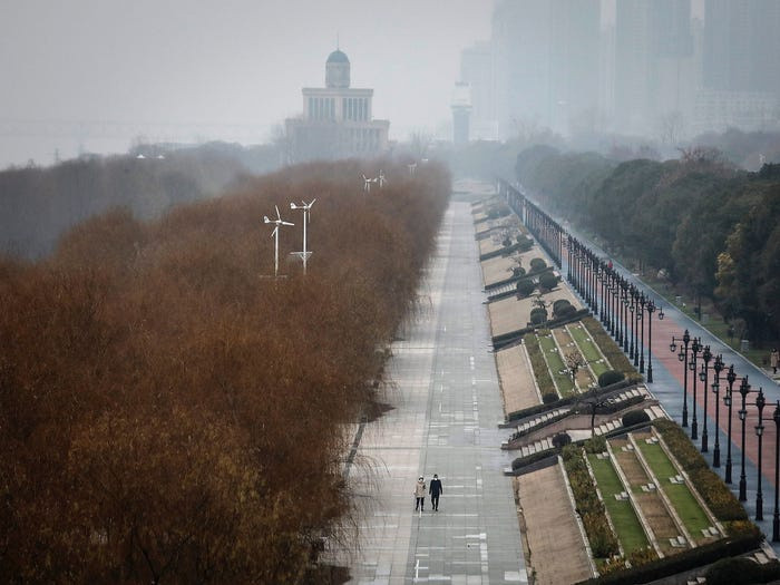Một vài bóng người đi lại trên phố càng khiến thành phố Vũ Hán thêm lạnh lẽo. Ảnh: Getty.