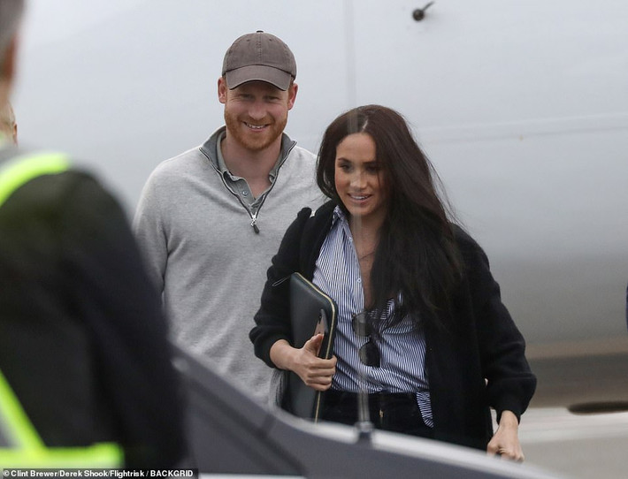 Trước đó, ngày 8/1, Hoàng tử Harry và Công nương Meghan bất ngờ thông báo rằng sẽ rút khỏi vai trò là các thành viên cấp cao của Hoàng gia Anh và hướng tới độc lập về tài chính.