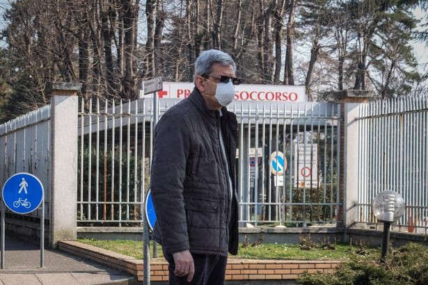 Sky News đưa tin, các trường học ở vùng Lombardy và Veneto sẽ phải đóng cửa trong ít nhất một tuần. Rạp chiếu phim và viện bảo tàng cũng không mở cửa đón khách trong thời gian này.