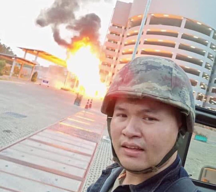 Nhiều người khác bị trúng đạn trong trung tâm thương mại. Hung thủ tiếp tục bắn vào một bình gas, gây ra tiếng nổ và đám cháy.