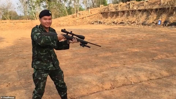 Binh sĩ này tiếp tục xả súng vào dân thường dọc theo tuyến đường tới Trung tâm thương mại Terminal 21 ở Muang.