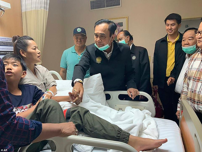 Nhà lãnh đạo Thái Lan cũng đã tới thành phố Korat để thăm hỏi, động viện những nạn nhân còn sống trong vụ xả súng.