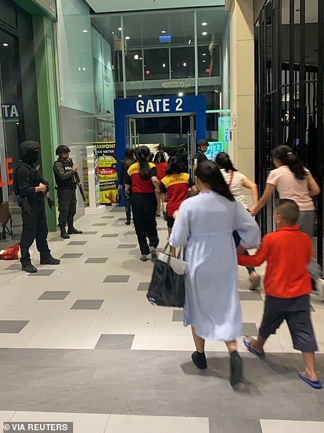 Người dân vội vàng sơ tán khỏi trung tâm thương mại Terminal khi vụ tấn công xảy ra và tay súng cố thủ trong trung tâm này.