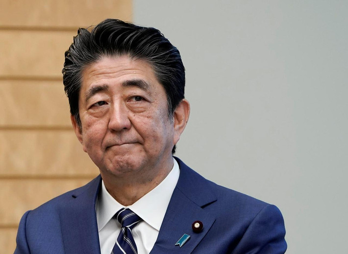 Thủ tướng Nhật Bản Shinzo Abe đã yêu cầu các cơ quan chính phủ phải khẩn trương chuẩn bị các quy chuẩn y tế và soạn thảo một kế hoạch toàn diện nhằm kiềm chế sự lây lan của virus corona.