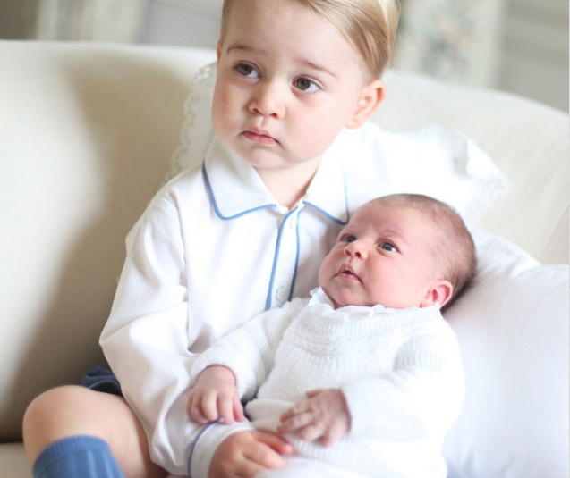 Tiểu Hoàng tử Anh George bế em gái Charlotte.