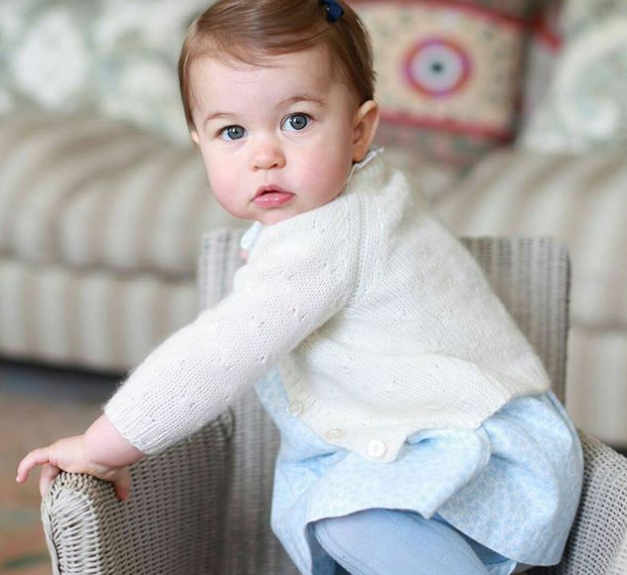 Cung điện Kensington kỷ niệm ngày sinh nhật 1 tuổi của Charlotte hồi tháng 5/2016 bằng cách chia sẻ loạt ảnh về tiểu công chúa do Công nương Kate chụp.