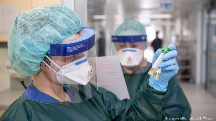 Tại Đức, với tổng số 27 ca nhiễm bệnh, chính phủ liên bang thông báo thành lập nhóm giải quyết khủng hoảng giữa các bộ ngành liên quan. Nhóm này do Bộ Nội vụ và Bộ Y tế đứng đầu.