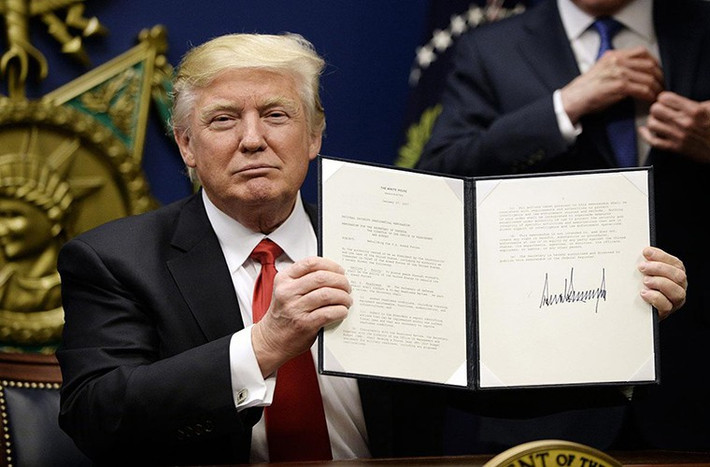 Trong năm 2017, Tổng thống Mỹ Donald Trump cũng đã khiến chính trường trong nước này và thế giới không ít lần biến động nhưng ông cũng đạt được những thành công nhất định. Một tuần sau khi nhậm chức, vào ngày 27/1/2017, Tổng thống Trump ký sắc lệnh gây tranh cãi về việc cấm người dân từ 7 quốc gia Hồi giáo nhập cảnh vào Mỹ trong ít nhất 90 ngày tới.