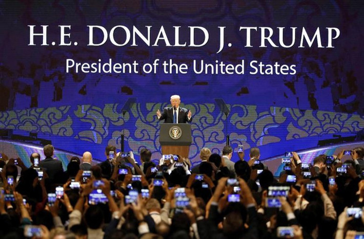 Ngày 10/11, Tổng thống Trump tới Đà Nẵng dự Tuần lễ Cấp cao APEC 2017 và thăm chính thức Việt Nam. Ảnh: Tổng thống Trump phát biểu tại Hội nghị Thượng đỉnh Doanh nghiệp APEC (CEO Summit) ở Đà Nẵng.