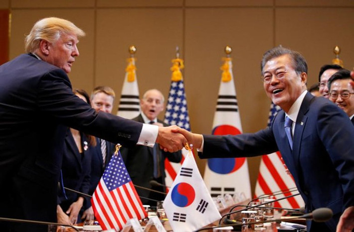 Tổng thống Trump đã có chuyến công du Châu Á với các điểm dừng chân là Nhật Bản, Hàn Quốc, Trung Quốc, Việt Nam và Philippines trong khoảng thời gian từ ngày 5-14/11/2017. Ảnh: Nhà lãnh đạo Mỹ bắt tay Tổng thống Hàn Quốc Moon Jae-in tại Nhà Xanh ở thủ đô Seoul hôm 7/11.