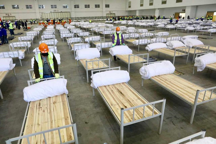 Công tác chuẩn bị để đón bệnh nhân tại bệnh viện di động ở nhà thi đấu Wuhan Hongshan.