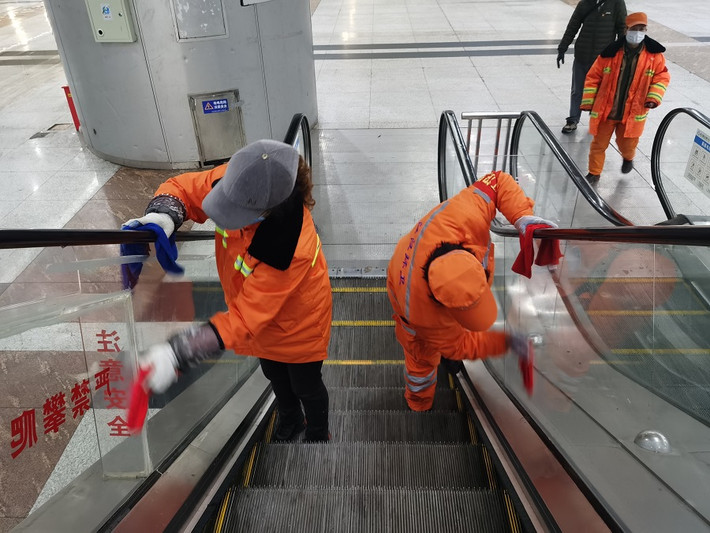 Nhân viên vệ sinh lau chùi thang cuốn tại Trung tâm Hội nghị và Triển lãm Quốc tế Vũ Hán.