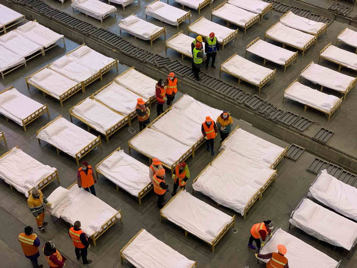 Các nhân viên y tế sẽ được điều động đến ba bệnh viện này để chăm sóc những bệnh nhân có kết quả dương tính với virus nCoV - nhưng không có triệu chứng nghiêm trọng - ngay khi chúng được hoàn thành.