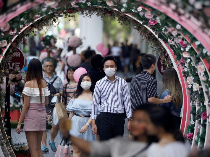 Một cặp tình nhân kỷ niệm ngày Valentine tại Singapore hôm 14/2.