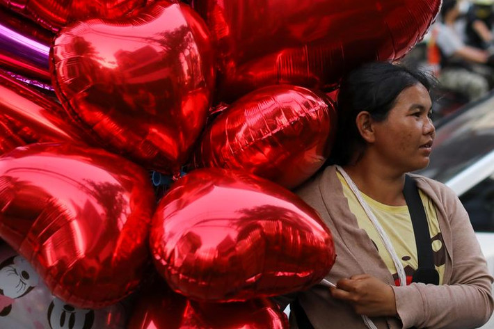 Người phụ nữ bán bóng bay hình trái tim trong dịp lễ Valentine ở Bangkok, Thái Lan.