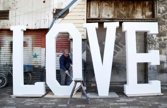 Một chữ "LOVE" (Tình yêu) khổng lồ được dựng ở thủ đô Damascus, Syria.