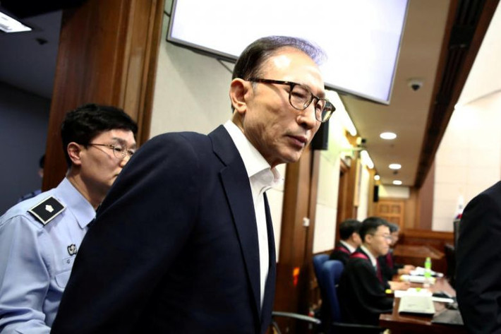 Ngoài ra, Tòa Thượng thẩm Seoul cũng yêu cầu cựu Tổng thống Lee Myung Bak phải nộp phạt 13 tỷ won (gần 10,9 triệu USD) và tiền bồi thường 5,78 tỷ won. Ảnh: ST.